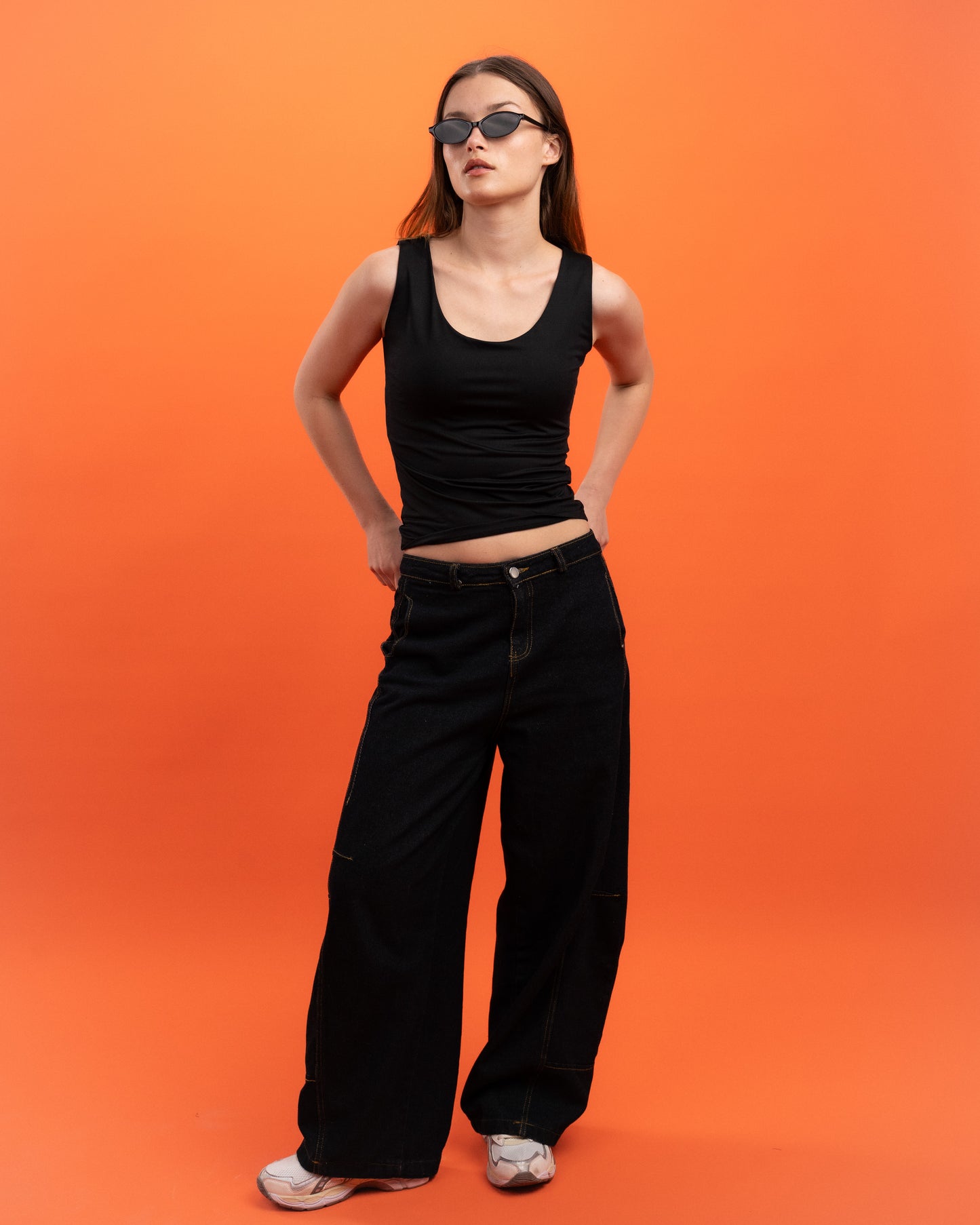 BLACK SLEEVLESS TOP